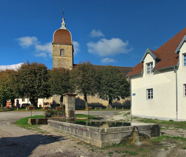 Vue aérienne ou paysagère de Cuse-et-Adrisans montrant le village ou la région du Doubs avec ses caractéristiques territoriales (bâtiments résidentiels, paysage rural, routes), photographiée en conditions lumineuses naturelles professionnelles. L'image doit clairement identifier ou représenter visuellement cette localité sans texte ni logo.
